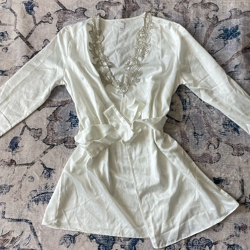 Flora Luxury embroidered Ivory Robe size S